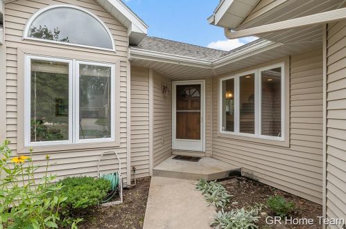 2217 Shetland Dr, Grand Rapids, MI 49505-6390