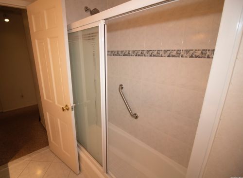 4 Ryder Ct, Huntington Station NY 11746-6142 exterior