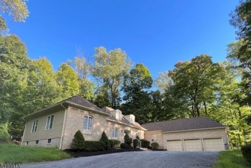 14 Cherokee Ct, Sparta, NJ 07871-2929