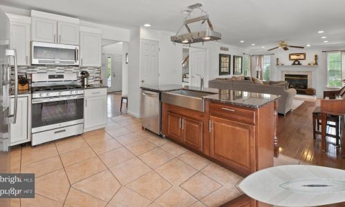 33 Bunting Brg Rd, Cookstown NJ 08511-1106 exterior