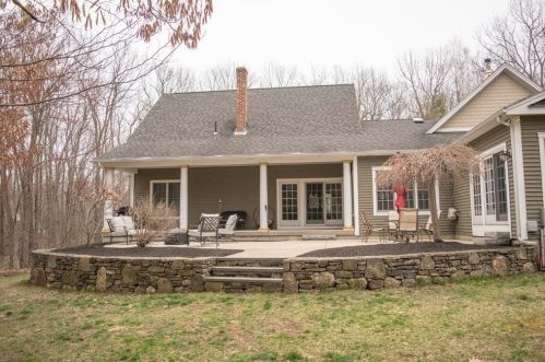 2 Camelot Dr, Worcester MA 01602-1318 exterior