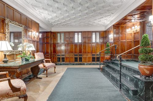 1366 Dearborn St, Chicago, IL 60610-2052