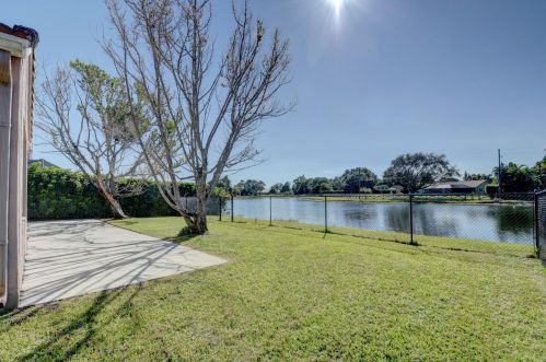 9212 Cove Point Cir, Boynton Beach FL 33472-2766 exterior
