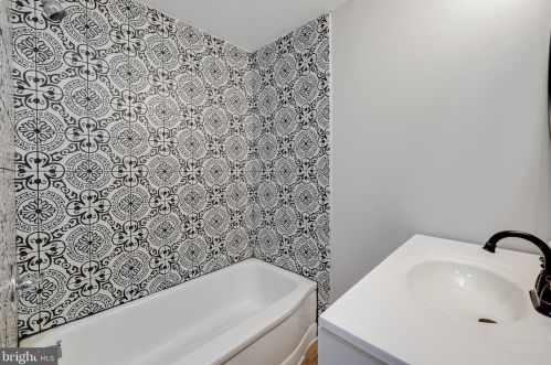 6410 Guyer Ave, Philadelphia PA 19153-2406 exterior