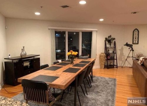 40 Legend Hills Dr, Edgewater, NJ 07020-2125