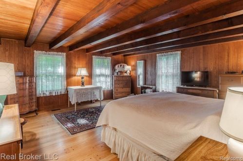 1300 Grandview Dr, Rochester MI 48306-4038 exterior