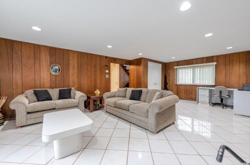 13 Dawson Dr, Valley Stream NY 11581-2939 exterior