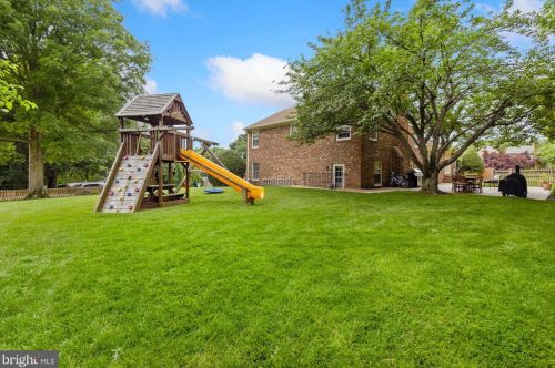 7701 Midday Ln, Alexandria VA 22306-2522 exterior