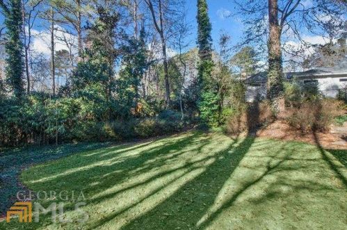 6160 Heards Creek Dr, Atlanta GA  30328-3635 exterior