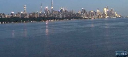 303 Adams Ct, Edgewater, NJ 07020-1652