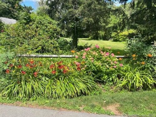 8 Cloverly Cir, Norwalk CT 06855-2130 exterior