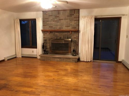 10 Farm Mdw Ln, Montgomery NY 12549-2100 exterior