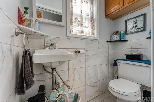 366 Oak St, Perth Amboy NJ 08861-4039 exterior