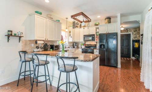 1758 Starr View Ln, Middlevle MI 49333-8061 exterior