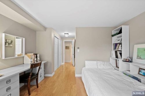 305 Williams Ct, Edgewater NJ 07020-1613 exterior