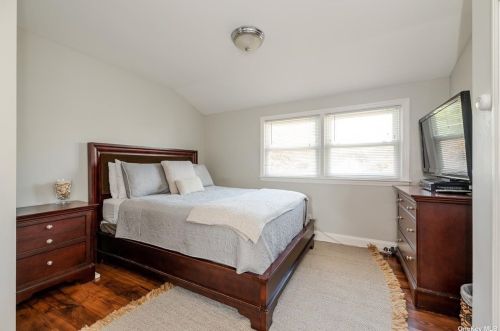 151 Gordon Rd, Valley Stream NY 11581-2108 exterior