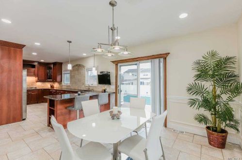 1541 1 St, Babylon NY 11704-5059 exterior