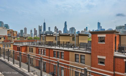 1009 Kingsbury St, Chicago IL 60610-3772 exterior