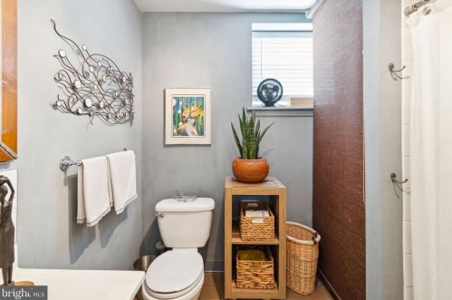 1331 Dickinson St, Philadelphia PA 19147-6211 exterior