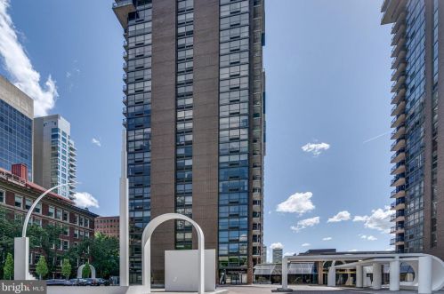 233 6th St, Philadelphia PA  19106-3768 exterior