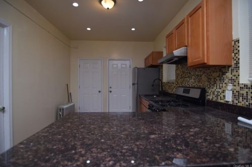 938 212th St, Bronx NY  10469-1130 exterior