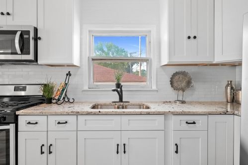 8642 Kingston Ave, Chicago IL  60617-2439 exterior