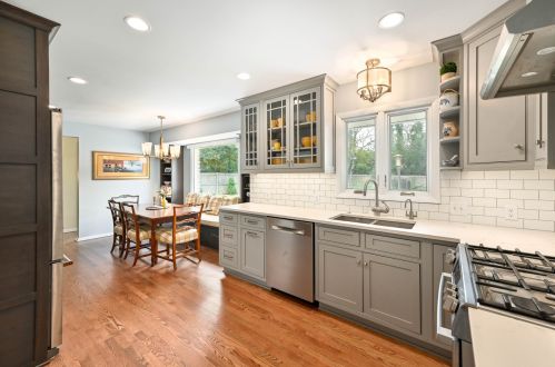 6855 Lk Dr, Milwaukee WI 53217-3622 exterior