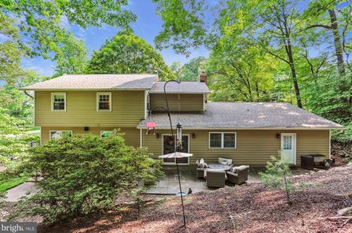 18052 Ml Crk Dr, Rockville MD 20855-1000 exterior