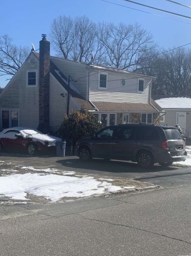 56 6th Ave, Huntington Station, NY 11746-2207