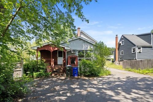 158 Center St, Windsor Locks CT 06096-2409 exterior