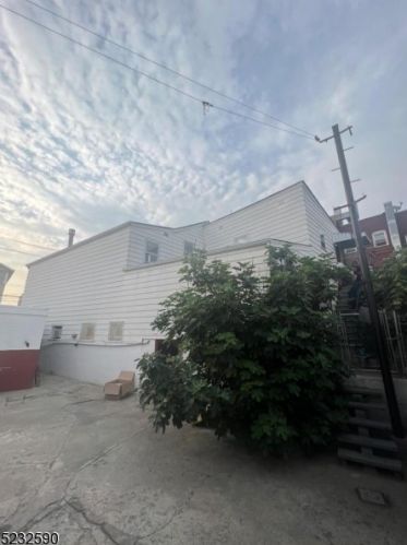 108 Mcwhorter St, Newark NJ 07105-1181 exterior