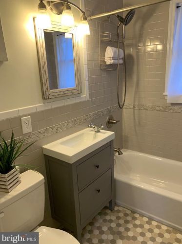 9407 Colesville Rd, Silver Spring MD 20901-4819 exterior