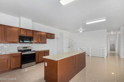 828 Cresta Loma Dr, Tucson AZ 85704-3706 exterior