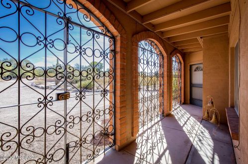 1424 Chapala Dr, Tucson AZ  85704-2037 exterior