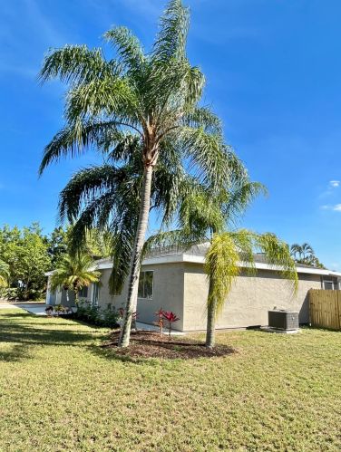 592 Whitmore Dr, Fort Pierce FL  34984-4570 exterior