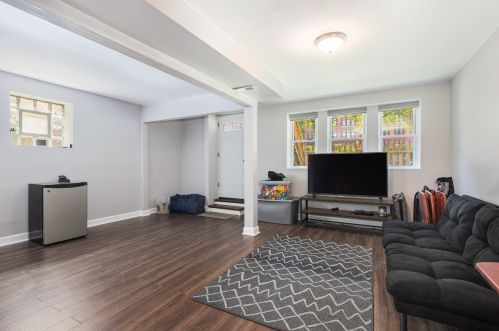 620 47th Pl, Chicago, IL 60609-4423