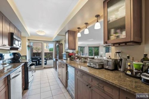 305 Williams Ct, Edgewater NJ 07020-1613 exterior