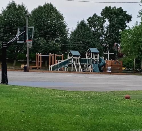 54 Indian Trl, Bronx NY  10465-3931 exterior