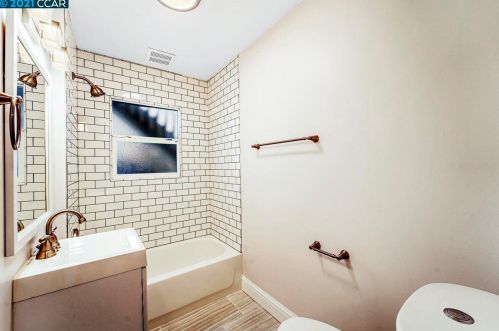 2584 Martin Luther King Jr Way, Berkeley CA 94704-2618 exterior