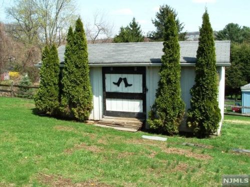 84 Eastview Ave, Mahwah NJ  07430-1268 exterior