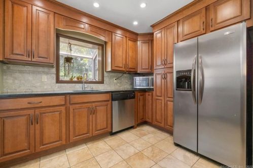 33 Deerfield Dr, Manchester CT 06040-3819 exterior