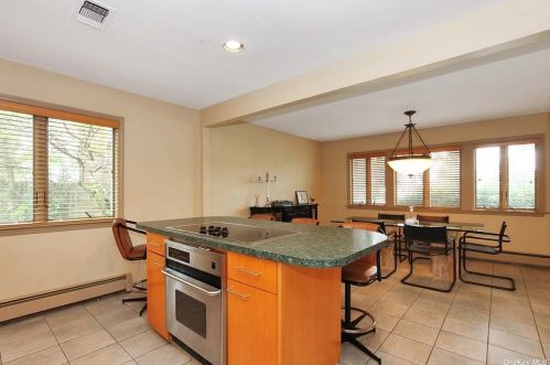 741 Park Ct, Valley Stream NY 11581-3507 exterior