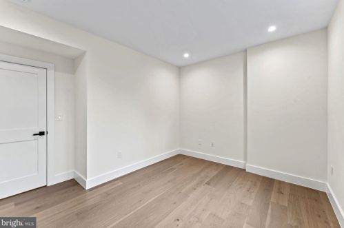 1327 Mayflower Dr, Mc Lean VA 22101-3405 exterior