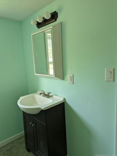 247 Hackmatack St, Manchester CT 06040-6512 exterior