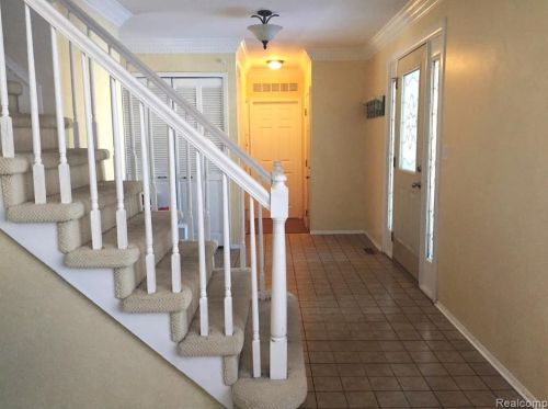 2574 Dorfield Dr, Rochester, MI 48307-4628