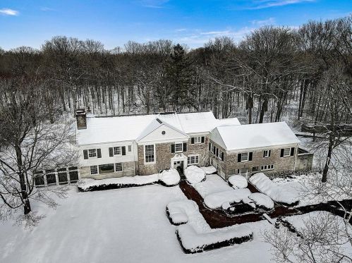 8415 Pelican Ln, Milwaukee WI 53217-2060 exterior