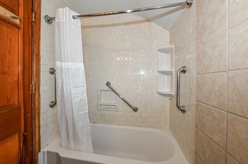 6417 Locust St, Milwaukee WI 53212-2444 exterior