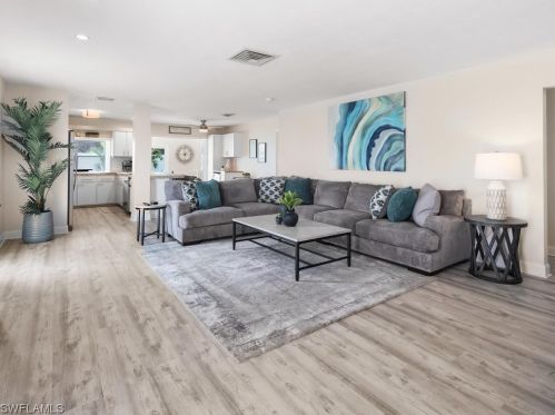 698 99 Ave, Naples FL 34108-2230 exterior