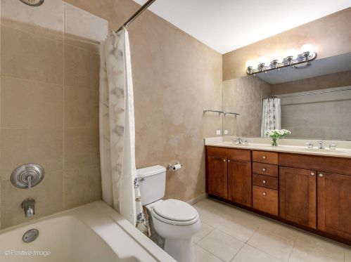 1010 Crosby St, Chicago IL 60610-2405 exterior