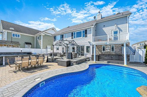 95 Midway St, Babylon NY  11702-4311 exterior